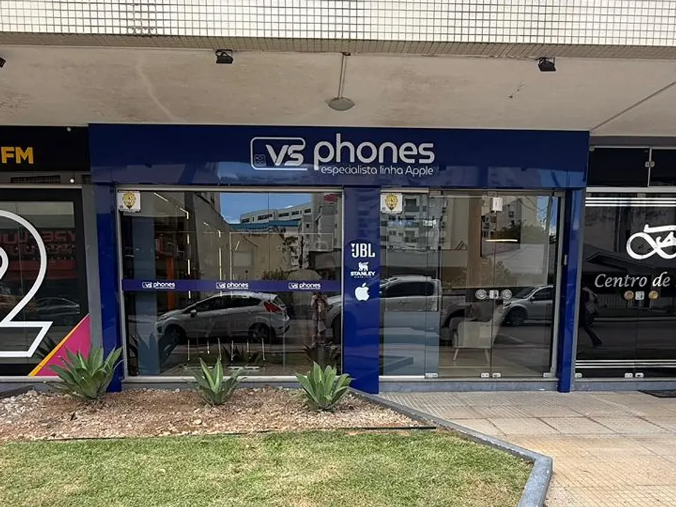 Fachada da VS Phones na Rua Joaquim Nabuco: letreiro azul com o logo, vitrine de vidro e as marcas Apple, JBL e Stanley